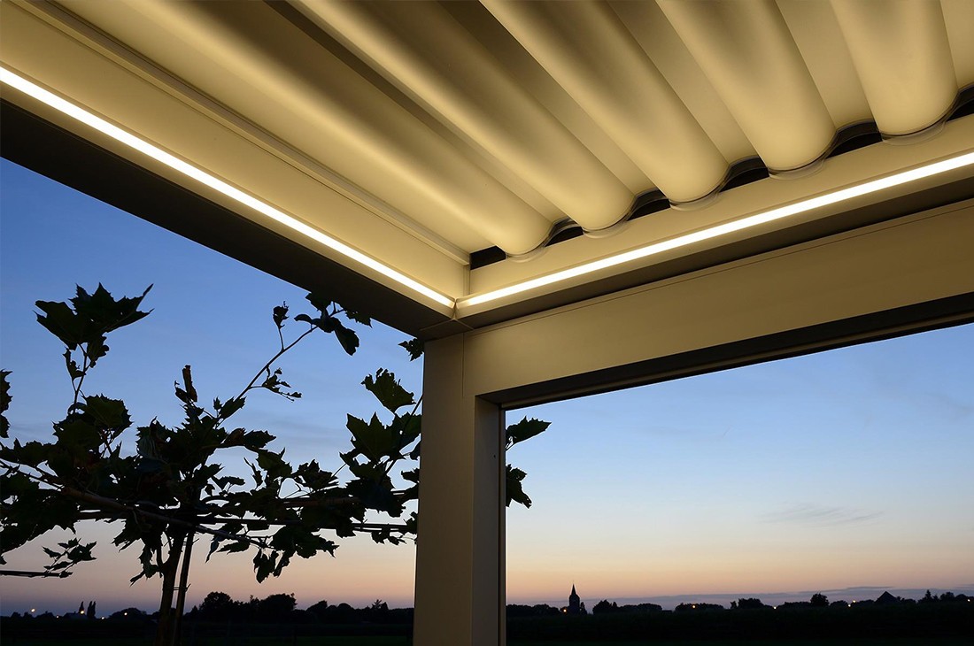 Aluminium patio cover with sliding roof