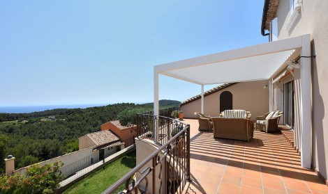 B600 pergola installed over a sun terrace 