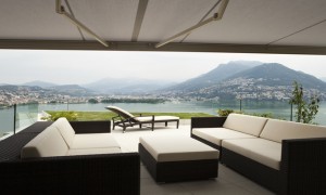 Broadview_outdoor_resi_-_electric_or_manual_garden_awnings