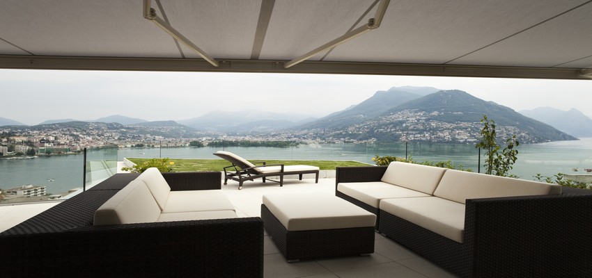 Broadview_outdoor_resi_-_electric_or_manual_garden_awnings