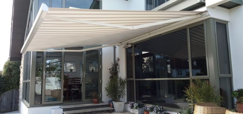 Retractable garden awning